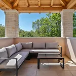 Villa Family With Pool In Visnjan *